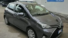 Grigio scuro metallizzato Usata 2015 Toyota Yaris Cool Tre volumi | 5800 € (Ottimo prezzo)