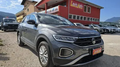 Usata VW T-Roc Life 150 CV (110 kW) 2022 Grigio glasgow / tetto nero SUV
