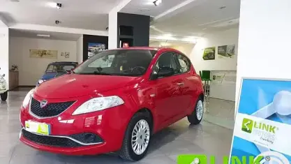 Usata Lancia Ypsilon Gold 69 CV (50 kW) 2016 Rosso Utilitaria