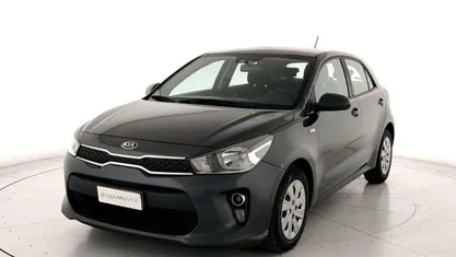 Grigio Usata 2018 Kia Rio Active Tre volumi | 8800 € (Ottimo prezzo)
