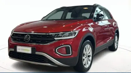 Usata VW T-Roc Life 110 CV (80 kW) 2023 Nero / pastello SUV