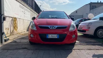 Usata Hyundai i20 Edition 75 CV (55 kW) 2011 Rosso Utilitaria