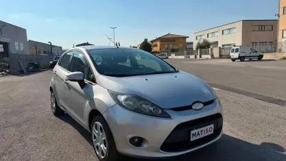 Usata Ford Fiesta Titanium 82 CV (60 kW) 2009 Argento Berlina
