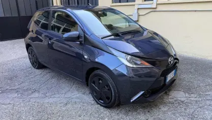 Usata Toyota Aygo X-clusiv 69 CV (50 kW) 2014 Blu/azzurro(met.) Utilitaria