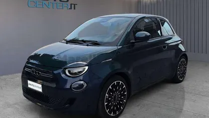 Blu/azzurro Usata 2022 Fiat 500e Icon Tre volumi | 17.200 € (Buon prezzo)