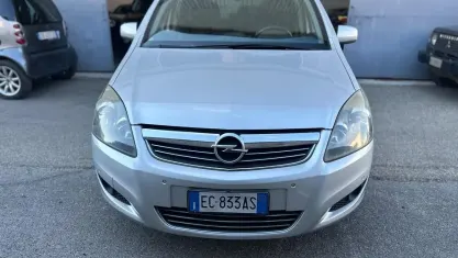 Usata Opel Zafira 140 CV (102 kW) 2010 Argento Monovolume
