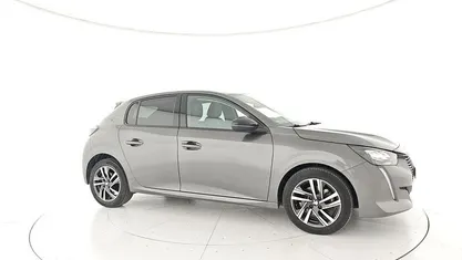 Usado Peugeot 208 Allure 101 CV (74 kW) 2023 Gris Utilitario