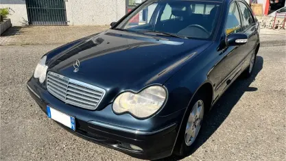 Usata Mercedes C220 Elegance 143 CV (105 kW) 2002 Blu Berlina