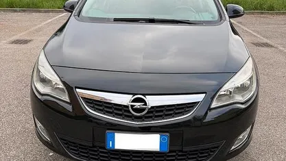 Usata Opel Astra 101 CV (74 kW) 2012 Grigio Berlina