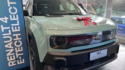 Azzurro Nuova 2025 Renault 4 E-Tech Komfort SUV | 32.500 € (Buon prezzo)