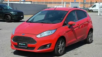 Usado Ford Fiesta Titanium 95 CV (69 kW) 2017 Rojo Utilitario