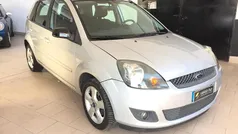 Argento Usata 2007 Ford Fiesta Titanium Tre volumi | 2490 € (Buon prezzo)