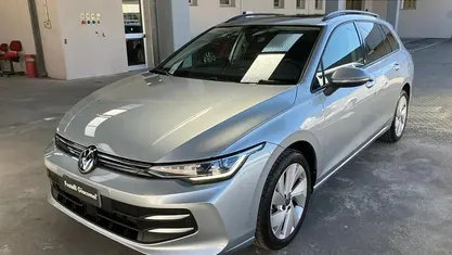 Usata VW Golf VIII Life 116 CV (85 kW) 2025 Dolomite silver metallizzato Station wagon