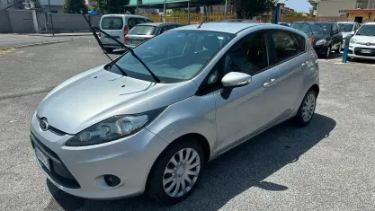 Usata Ford Fiesta 68 CV (50 kW) 2010 Grigio Berlina