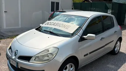 Usata Renault Clio II 75 CV (55 kW) 2007 Argento Berlina