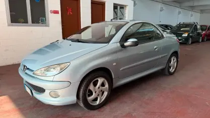 Usata Peugeot 206 CC 109 CV (80 kW) 2004 Argento Cabrio