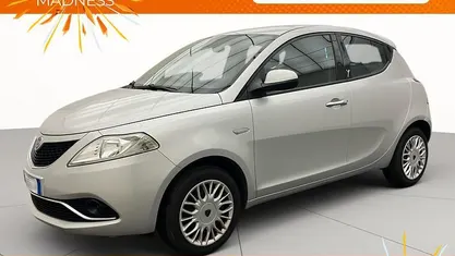 Usata Lancia Ypsilon Platinum 69 CV (50 kW) 2016 Argento Utilitaria