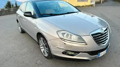 Usata Lancia Delta 190 CV (139 kW) 2011 Marrone Utilitaria