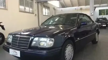 Usata Mercedes E200 136 CV (100 kW) 1994 Blu Cabrio