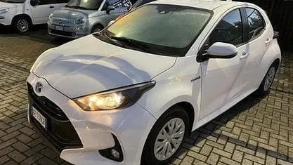 Usata Toyota Yaris Hybrid Business Edition 101 CV (74 kW) 2021 Bianco Utilitaria