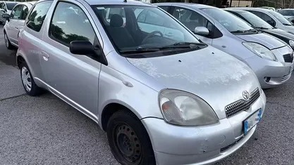 Usata Toyota Yaris Sol 67 CV (49 kW) 2002 Grigio Berlina