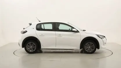 Usata Peugeot e-208 Active 56 kW (77 CV) 2022 Biancobianco Utilitaria
