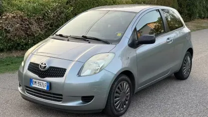 Usata Toyota Yaris Sol 69 CV (50 kW) 2007 Grigio Utilitaria