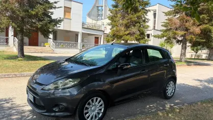 Usata Ford Fiesta 68 CV (50 kW) 2010 Grigio Berlina
