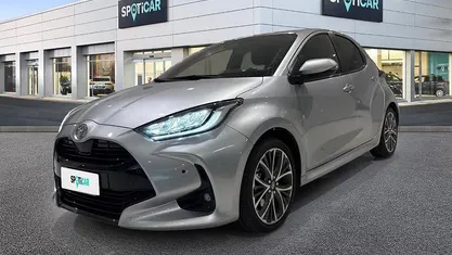 Usata Toyota Yaris Hybrid Lounge 131 CV (96 kW) 2025 Grigio Utilitaria