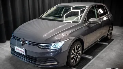 Usata VW Golf VIII Active 150 CV (110 kW) 2021 Grigio delfino Berlina