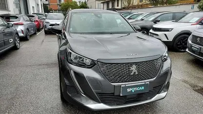 Grigio Usata 2023 Peugeot 2008 Allure SUV | 16.950 € (Buon prezzo)