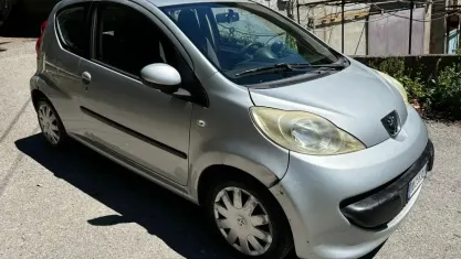 Usata Peugeot 107 54 CV (39 kW) 2007 Argento Utilitaria