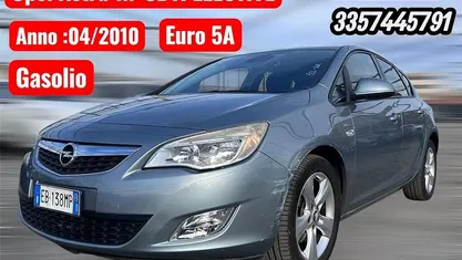 Usata Opel Astra Cosmo 110 CV (80 kW) 2010 Argento Berlina