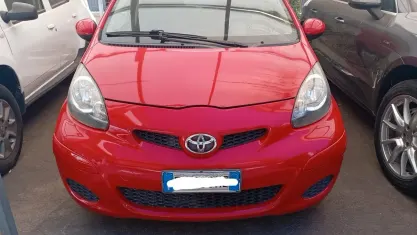 Usata Toyota Aygo Sol 68 CV (50 kW) 2010 Rosso Utilitaria