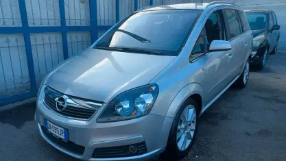 Usata Opel Zafira Cosmo 120 CV (88 kW) 2008 Argento Monovolume