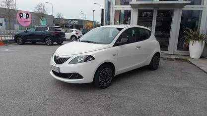 Usata Lancia Ypsilon Gold 69 CV (50 kW) 2023 Bianco Utilitaria