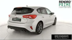 Grigio chiaro Usata 2020 Ford Focus ST-Line Tre volumi | 16.490 € (Buon prezzo)