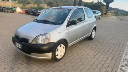 Usata Toyota Yaris 65 CV (47 kW) 2003 Argento Berlina