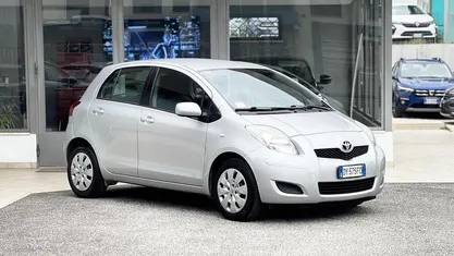 Usata Toyota Yaris 101 CV (74 kW) 2009 Argento Utilitaria