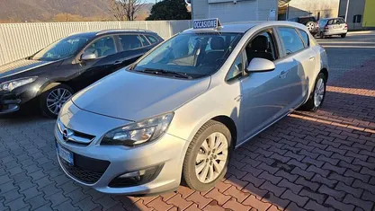 Usata 2014 Opel Astra Cosmo Tre volumi | 5900 € (Buon prezzo)
