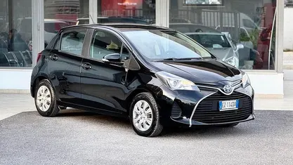 Nero Usata 2015 Toyota Yaris Hybrid Tre volumi | 8400 € (Buon prezzo)