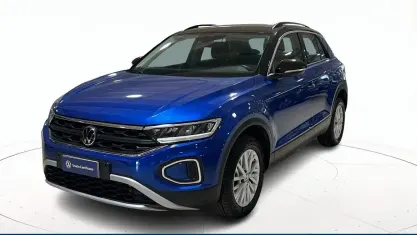 Usata VW T-Roc Life 150 CV (110 kW) 2023 Blu pastello SUV