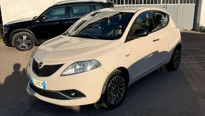 Usata Lancia Ypsilon Gold 69 CV (50 kW) 2016 Utilitaria