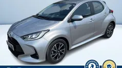 Argento metallizzato Usata 2022 Toyota Yaris Hybrid Trend Tre volumi | 18.000 € (Buon prezzo)