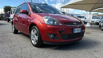 Usata Ford Fiesta Ghia 75 CV (55 kW) 2008 Arancione Utilitaria