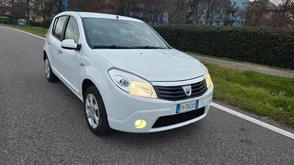 Bianco Usata 2011 Dacia Sandero Tre volumi | 3350 € (Buon prezzo)