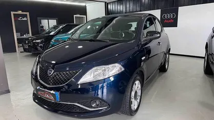 Usata Lancia Ypsilon Gold 69 CV (50 kW) 2015 Blu Utilitaria