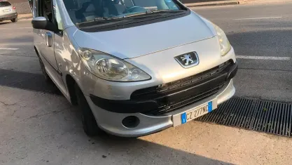 Usata Peugeot 1007 73 CV (53 kW) 2006 Grigio Monovolume