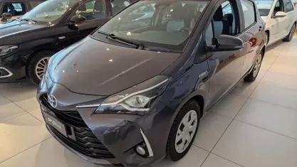 Usata Toyota Yaris Hybrid Business Edition 101 CV (74 kW) 2019 Grigio Utilitaria