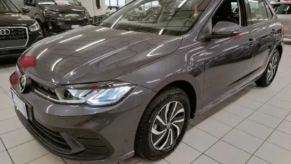 Usata VW Polo Life 80 CV (58 kW) 2024 Grigio scuro Utilitaria